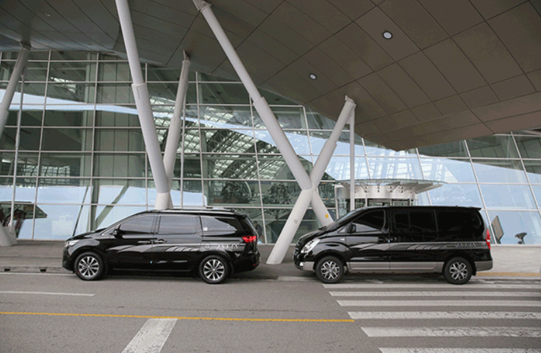 Private van transfer vehicles at Incheon Airport for travel to Seoul